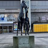 Die Statue mit den beiden Kosakenpferden ohne die Infotafel am Sockel.