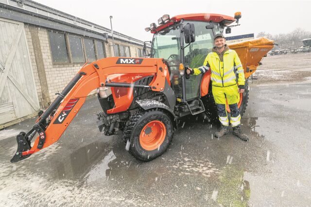 V+E-Mitarbeiter Johannes Wember steht vor einem Traktor, der in Waltrop für den Streu- und Räumdienst eingesetzt wird.