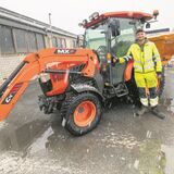 V+E-Mitarbeiter Johannes Wember steht vor einem Traktor, der in Waltrop für den Streu- und Räumdienst eingesetzt wird.