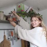 Die Waltroperin Leonie Schulz nimmt in ihrer Küche ein Glas mit Kichererbsen aus dem Regal.