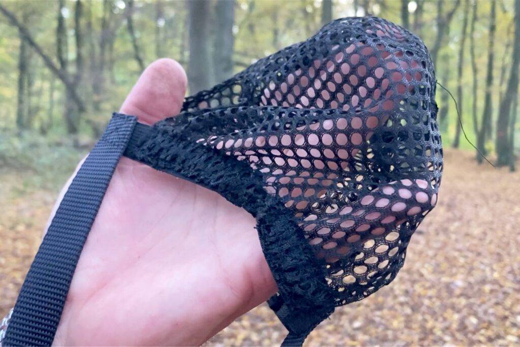 Ein Giftköder-Schutznetz ist über eine Hand gestülpt. (Symbolbild) Ein Giftköder-Schutznetz ist über eine Hand gestülpt. (Symbolbild)