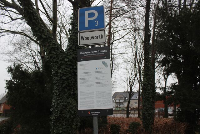Auf dem Parkplatz hinter der Woolworth in Waltrop werden künftig die Kennzeichen der Autos per Videokamera erfasst.