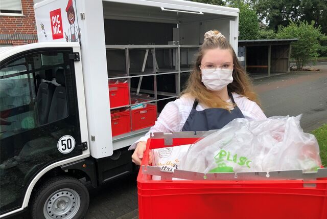 Mitarbeiterin von Picnic verteilt Einkäufe