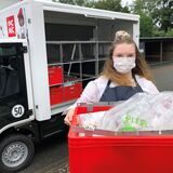 Mitarbeiterin von Picnic verteilt Einkäufe