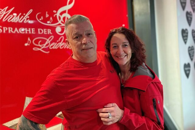 Kay Hofmann und Heidi Finke stehen in ihrer Tanzschule in Castrop-Rauxel.