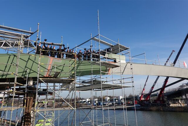 Bürgermeister Rajko Kravanja und die Schornsteinfeger in der Region senden ihren Neujahresgruß 2023 von der Brücke „Sprung über die Emscher“.