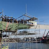 Bürgermeister Rajko Kravanja und die Schornsteinfeger in der Region senden ihren Neujahresgruß 2023 von der Brücke „Sprung über die Emscher“.