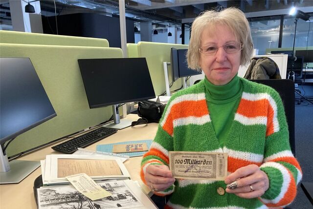 Sylvia Eggers hält einen Geldschein der Zeche Auguste Victoria aus dem Jahr 1923 über 100 Milliarden Mark in der Hand.