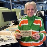 Sylvia Eggers hält einen Geldschein der Zeche Auguste Victoria aus dem Jahr 1923 über 100 Milliarden Mark in der Hand.