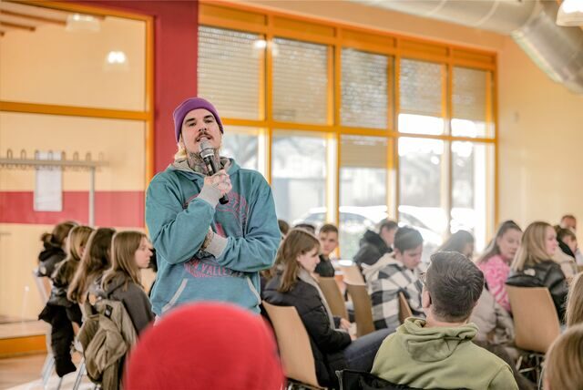 Transaktivist Jill Deimel hielt für die Kampagne für Toleranz im Netz einen Vortrag am Willy-Brandt-Gymnasium in Oer-Erkenschwick.