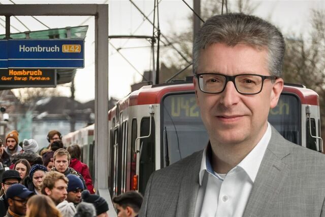 Stadtbahn-Haltestelle mit vielen Fahrgästen.