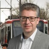 Stadtbahn-Haltestelle mit vielen Fahrgästen.