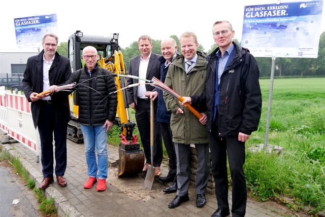 Beim ersten Spatenstich für den Glasfaser-Ausbau in Herten im Dezember 2019 waren die Hertener Stadtwerke und Gelsen-Net noch konkurrenzlos. Im Scherlebecker Gewerbegebiet „An der Vestischen“, das ebenfalls angeschlossen wurde, stehen hier unter anderem (v.l.) Thorsten Rattmann (Geschäftsführer Hertener Stadtwerke), der damalige Hertener Bürgermeister Fred Toplak, der damalige Hertener Stadtbaurat Christoph Heidenreich und Gelsen-Net-Geschäftsführer Carsten Wick (2.v.r.).