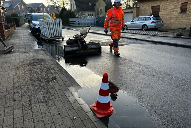 Große Wasserpfützen auf der Straße Am Kleinen Ring