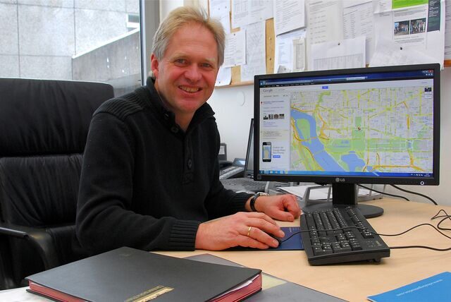 Der ehemalige Waltroper Schulleiter Jürgen Sarpe an einem Computer, auf dessen Bildschirm „Google Maps“ aufgerufen ist.