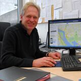 Der ehemalige Waltroper Schulleiter Jürgen Sarpe an einem Computer, auf dessen Bildschirm „Google Maps“ aufgerufen ist.