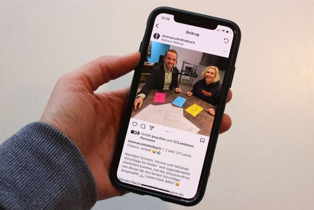 Eine Hand hält ein Smartphone, auf dem der Account von Waltrops Bürgermeister Marcel Mittelbach zu sehen ist.