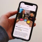 Eine Hand hält ein Smartphone, auf dem der Account von Waltrops Bürgermeister Marcel Mittelbach zu sehen ist.