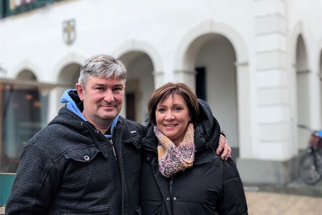 Der gebürtige Dorstener Martin Janowitz gemeinsam mit seiner Frau Anita auf dem Dorstener Marktplatz.