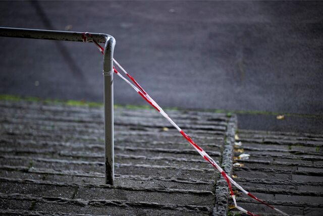 Flatterband hängt im Stadion Rote Erde.
