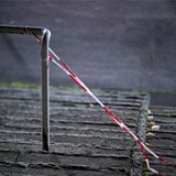 Flatterband hängt im Stadion Rote Erde.