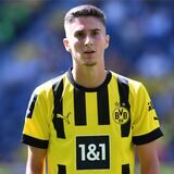 Göktan Gürpüz blickt nach vorne.