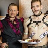 LGBTQ-Partyveranstalter Rene aus Dorsten mit einem Candyboy, der Schokoküsse auf einem Teller präsentiert.