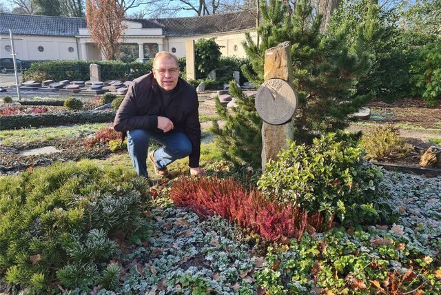 Gärtnermeister Rüdiger Melzner in seiner Grabmalausstellung am Waldfriedhof