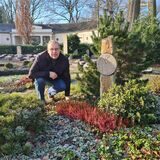 Gärtnermeister Rüdiger Melzner in seiner Grabmalausstellung am Waldfriedhof