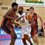 Bryant Allen zieht zum Korb