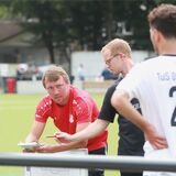 Timo Koscholleck schaut seinen Spieler an.