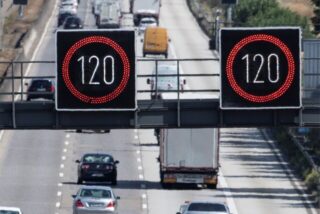 Elektronische Tafeln zeigen die Geschwindigkeit von 120 auf einer Autobahn an.