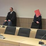 Der Angeklagte (rechts) an der Seite seines Verteidigers Martin Gentz beim Prozessauftakt.