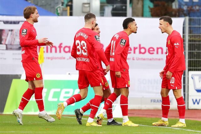 Die Spieler der BVB-U23 bejubeln einen Trefffer.