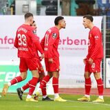 Die Spieler der BVB-U23 bejubeln einen Trefffer.