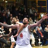 Arm raus und Augen auf den Ball: Hertens Dario Fiorentino (vorn) und Hagens Marcus Ligons rangeln um die beste Position für den Rebound.