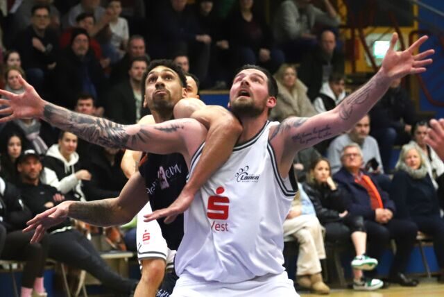 Arm raus und Augen auf den Ball: Hertens Dario Fiorentino (vorn) und Hagens Marcus Ligons rangeln um die beste Position für den Rebound.