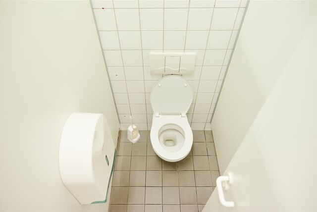 Blick von oben in eine Toilettenkabine.
