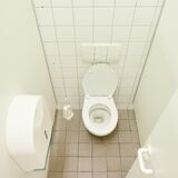 Blick von oben in eine Toilettenkabine.