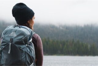 frau geht im winter wandern