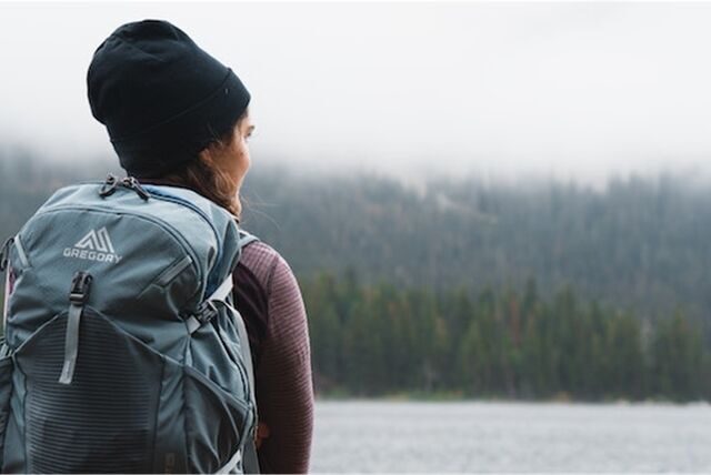 frau geht im winter wandern