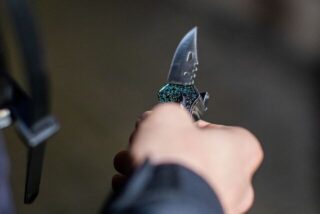 Eine Person hält ein Messer in ihrer Hand.