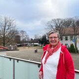 Schulleiterin Christel Berg auf der Dachterrasse der Clemens-Höppe-Schule in Oer-Erkenschwick.