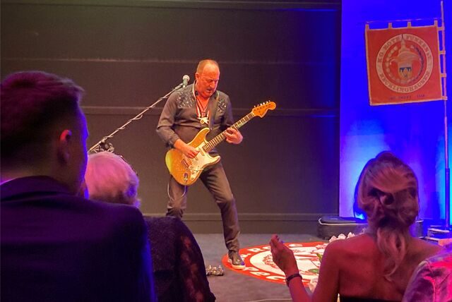 Musiker Wayne Morris mit E-Gitarre auf der Bühne des Ruhrfestspielhauses.