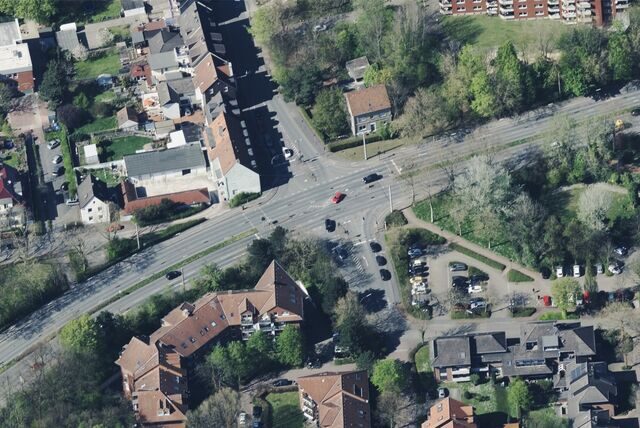 Beim Abbiegen von der Wasserwerkstraße (unten) auf den Altstadtring erfasste ein Autofahrer eine Fußgängerin.