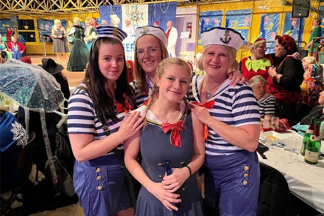 Nancy Kollek (l.), Lena Lebendig, Lisa Enghöfer und Melanie Kulling feierten bei der Damensitzung der Sternburger mit.