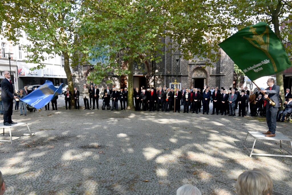 Das Fahnenschlagen – hier absolviert von Hubertus Grafe (l.) und Dominik Egner (r.) – symbolisiert die Fesselung und Entfesselung des heiligen Sebastian, der als Märtyrer für seinen christlichen Glauben gestorben ist. Das Foto entstand beim Gildentag 2022, der wegen Corona am 21. September stattfand und nicht im Januar. Das Fahnenschlagen – hier absolviert von Hubertus Grafe (l.) und Dominik Egner (r.) – symbolisiert die Fesselung und Entfesselung des heiligen Sebastian, der als Märtyrer für seinen christlichen Glauben gestorben ist. Das Foto entstand beim Gildentag 2022, der wegen Corona am 21. September stattfand und nicht im Januar.