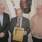 Aus den Händen des Vorsitzenden Heinz Laukmann nimmt Andreas Pieper seine Urkunde entgegen, zusammen mit den Glückwünschen von Dieter Krumminga.