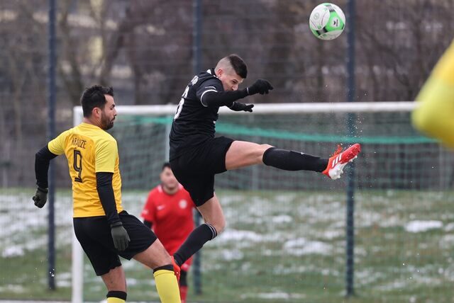 Simon Hinerasky (r) und die SG Castrop verloren nach einem 0:1 und 2:1 mit 2:3 beim BV Herne-Süd.