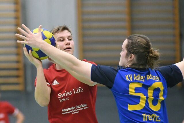 Am bereits zweiten Regionalliga-Spieltag der Korfballer im neuen Jahr setzte sich der KV Adler Rauxel gegen den HKC Albatros mit 19:11 durch. Leider verletzte sich dabei Jonathan Treffts (r) schwer.